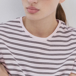 Camiseta de Mujer con Cuello Redondo, Diseño Chic, Manga Corta, con Diseño de Alta Calidad / Camiseta de Mujer con Material de Alta Calidad y Logotipo - Product Image 2