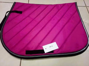 แผ่นรองอานม้าแบบควิลท์สีม่วงแดง พร้อมขอบสีดำและสายรัดเอว - Product Image 2