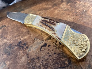 Cuchillo Plegable Industrial Hecho a Mano DIY con Hoja de Acero de Damasco (Fondo Recto) de 3mm, Mango de Cuerno y Latón, Punta Caída, Cuero OBM - Product Image 3