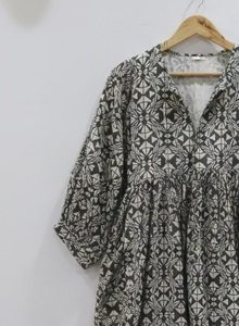 Vestido Túnica Midi Hecho a Mano en India 100% Algodón para Mujer |   Ropa Formal de Oficina Ecológica y Transpirable, Corte en A, Floral, Dibujada a Mano, Natural - Product Image 2