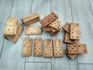 Juego de Dominó Doble Seis de Madera de Colores ILAHI, 28 Piezas, Ecológico, Tallado y Grabado, Diseño Antiguo, Caja Rectangular Alta de Madera - Product Image 1