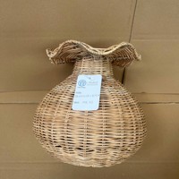 Solution merveilleuse pour la décoration intérieure : un vase-urne en rotin rustique et charmant, provenant du Vietnam.