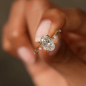 Anillo de Compromiso con Diamante Ovalado de 1.5 Quilates Cultivado en Laboratorio, Oro de 14K con Piedras Laterales, Elegante, Moderno, Atemporal, Certificado por IGI - Product Image 3