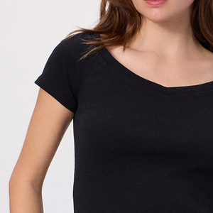 เสื้อยืดสตรีทแวร์/เสื้อยืดลำลองสำหรับผู้หญิง คอวี ดีไซน์ทันสมัย พร้อมโลโก้ที่ปรับแต่งได้ เสื้อยืดทรงหลวมสไตล์เกาหลี - Product Image 3