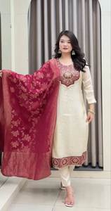 Ensemble de costume élégant en tissage Banarasi pur avec col brodé et dupatta en jacquard Zari - Product Image 5