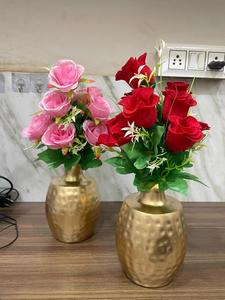 Vase à fleurs en métal pour la décoration de la maison, finition laiton antique avec design martelé et embossé, conçu pour la décoration de table. - Product Image 3