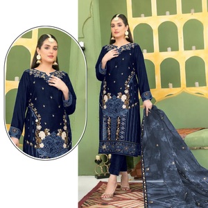 Collection Hiver la Plus Vendue : Salwar Kameez en Velours 9000 avec Broderie Lourde et Sequins, Prêt-à-porter - Product Image 1