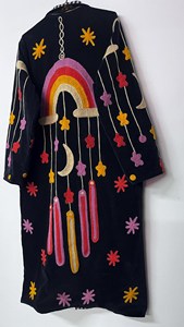 Veste Bohème Noire Brodée Suzani au Charme Artistique pour Femme, Manteau Long d'Hiver avec Broderie Arc-en-ciel Colorée, Lune et Étoiles Célestes - Product Image 4
