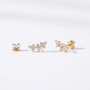 Pendientes de tuerca tipo ear climber de oro de 18K con diseño de racimo curvo y diamantes delicados cultivados en laboratorio - Product Image 3