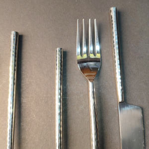 Juego de Cubiertos de Plata Mate con Textura Martillada. Cubiertos Modernos de Acero Inoxidable con Acabado Manual, Superficie Agujereada y Mangos Redondeados - Product Image 4