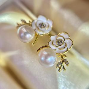 Boucles d'oreilles en perles naturelles de camélia, design de niche exquis, luxe léger, petites boucles d'oreilles en perles polyvalentes de luxe - Product Image 2