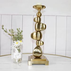 Porte-bougie long en argent finition galets, élégant accent décoratif pour la maison, parfait pour le salon, la chambre et la présentation sur table. - Product Image 4