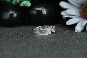 Bague de fiançailles en moissanite rose, argent sterling 925 |   Bague de créateur pour femme, style halo, avec diamant taille ronde, vente en gros - Product Image 6
