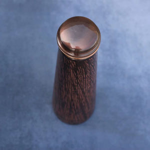 Botella Redonda de Latón Estilo Art Deco (Grabado Antiguo) para Bodas, Cumpleaños y Aniversarios - Product Image 4