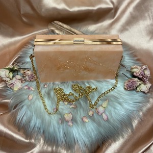 Pochette de soirée en résine faite à la main de qualité export, sac à main de créateur pour femme avec fermeture magnétique et bandoulière chaîne, disponible à la vente - Product Image 5