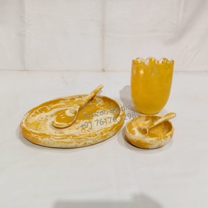 Plateau de service et assiettes à salade Artizon Studio, design marbre, résine artisanale, luxe moderne, durable, qualité supérieure pour la maison et les hôtels - Product Image 2
