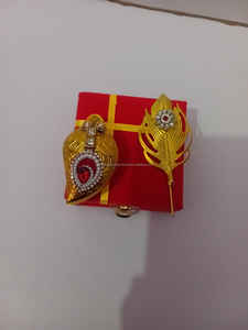 Boîte de sindoor dorée sertie de pierres et bâtonnet de Tilak dans un coffret cadeau pour Diwali. - Product Image 2