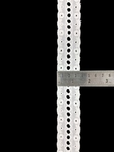 Nuevo Diseño de Encaje Blanco de Algodón Bordado con Ojales y Ranura para Cinta – Encaje Floral Festoneado para Vestidos y Ropa de Bebé - Product Image 2
