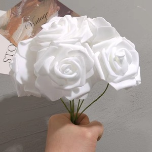 Paquete de 50 Cabezas de Rosas Artificiales Blancas de PE con Tallo, para Manualidades, Ramos, Decoración de Bodas y Fiestas, Suministros para Scrapbooking - Product Image 4