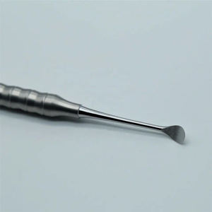 เครื่องมือขูดหินปูนแบบใช้มือ ด้ามจับแบบมีลายกันลื่น สีเงิน ทำจากโลหะ ระดับ Class I สำหรับการผ่าตัด Shuja Surgico - Product Image 6
