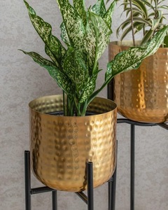 Maceta Moderna de Latón Martillado, Ecológica y Duradera, Personalizada con Diseño Floral, ILAHI's ICOMP-13392, 1 kg, Metal Sin Recubrimiento, Uttar - Product Image 1