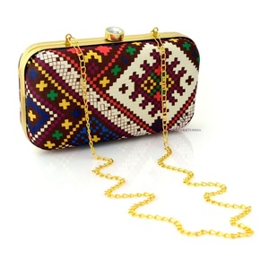 Magnifique Pochette Femme à Imprimé Géométrique Ethnique avec Fermeture à Verrou, Idéale pour Soirées et Mariages, avec Bandoulière Chaîne Détachable - Product Image 3