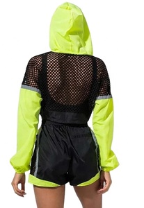 Ensemble survêtement coupe-vent streetwear personnalisable pour femme, avec empiècements en maille, modèle court, très tendance - Product Image 4
