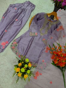 Ensemble de costume élégant en satin de créateur avec broderie codée - Product Image 3