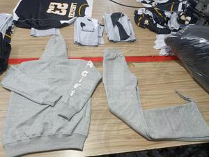 Conjunto de Sudadera con Capucha y Pantalones Deportivos Personalizados OEM, Estilo Urbano, con Parches Desgastados, Traje Deportivo Vintage para Hombre, 100% Algodón - Product Image 6