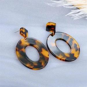 Boucles d'oreilles pendantes en résine époxy transparente, faites à la main, légères, bijoux modernes et tendance pour femmes - Product Image 4