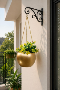 Pot de fleurs suspendu en métal doré avec chaîne décorative et pot rond lisse, support de plante suspendu moderne et minimaliste - Product Image 3