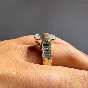 Bague de fiançailles minimaliste pour femme en argent sterling 925 plaqué rhodium avec diamant moissanite taille émeraude unique de 2 carats serti clos - Product Image 5