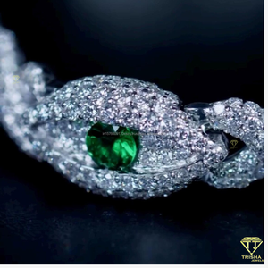 Elaborada con acabado en oro blanco de primera calidad y piedras engastadas a mano con detalles, esta pulsera ofrece una brillantez excepcional. - Product Image 4