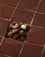 Collection de dragées pour confiseries HALAL Tiramisu, amandes, noix de cajou et noix de macadamia enrobées de chocolat 75G, fournisseur mondial OEM/ODM