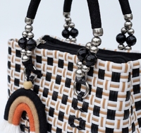 Sac fourre-tout tissé à la main chic bohème pour l'été, sac à main en paille et maille plastique avec poignée perlée et breloque arc-en-ciel, poignée supérieure pour femme