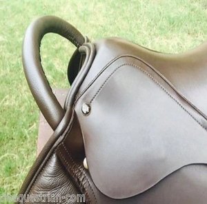 Silla de Montar Inglesa de Cuero Genuino con Armazón de Fibra Flexible para Salto Ecuestre, Tamaños 15, 16, 17 y 18 Pulgadas, Ancho Regular/Medio - Product Image 2