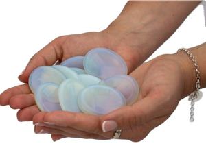 Pierres précieuses sculptées à la main en cristal Opalite, pierres d'inquiétude, pierre de poche - Product Image 1