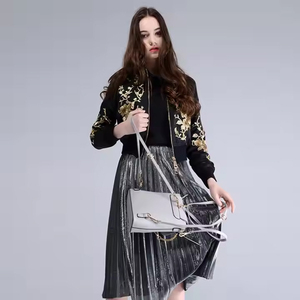 Blouson universitaire en satin de polyester imprimé sur mesure OEM pour homme avec broderie, et blouson bomber matelassé élégant pour femme – Nouvelle collection - Product Image 4