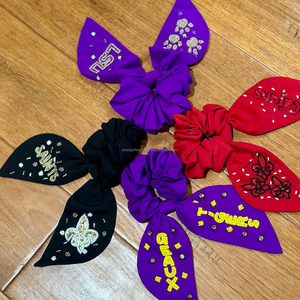 Lazo para el pelo con cuentas Rojas Scrunchie con texto de Cajuns y bordado de flor de lis accesorio deportivo decorativo hecho a mano para el cabello para niñas - Product Image 2