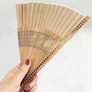 Abanico Plegable de Madera Natural Moderno, Pintado a Mano, Artesanía, Reutilizable, Diseño Refrescante y Portátil para Ceremonias de Boda - Product Image 5