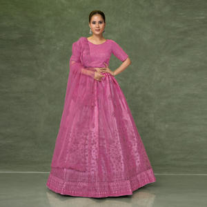 ชุดเลเฮนกาโชลีผ้าเน็ตสุดหรู พร้อมงานปักดิ้นประณีต กระโปรงทรงบานพลิ้วไหว ผ้าคลุมไหล่เนื้อนุ่มบางเบา ชุดสำหรับงานเทศกาลและงานพิธีต่างๆ - Product Image 1