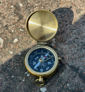 Boussole de poche vintage en laiton, boussole nautique ronde, outil de navigation portable pour le camping, la randonnée et les voyages - Product Image 4
