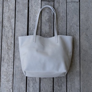 กระเป๋าโท้ทหนังแท้ 100% สีพื้น ปิดด้วยซิป พร้อมโลโก้พิมพ์ตามสั่ง กระเป๋าสะพายไหล่หนังวัวสำหรับผู้หญิง รุ่น LTB-0236 - Product Image 4