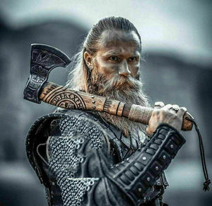 Hacha de Estilo Vikingo de Acero Inoxidable Personalizada, Hacha con Barba, Hacha Tomahawk de Madera de Palisandro, Funda de Cuero Premium - Product Image 2