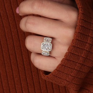 Bague de fiançailles en or massif 14 carats avec trois pierres halo en diamant de laboratoire taille radiant de 3 carats - Product Image 1