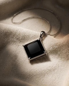 Collier pendentif carré en onyx noir, bijou minimaliste en pierre d'énergie protectrice, pendentif artisanal en pierre précieuse naturelle - Product Image 3