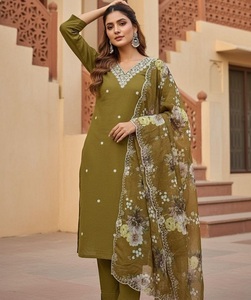 Ensemble indien pakistanais à fleurs vertes, kurta brodé en rayonne, dupatta, tenue traditionnelle, robe décontractée, matériaux recyclés, toutes saisons - Product Image 1
