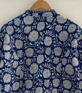 Veste pour femme en coton tricoté à la main en Inde, matelassée, réversible, à imprimé animal, col rabattu, manches trois-quarts - Product Image 5