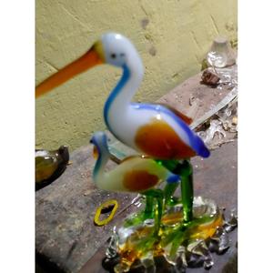 Ornement de table artisanal en verre, motif grue familiale, design artistique à motifs animaliers, mini-monde en verre pour la table - Product Image 1