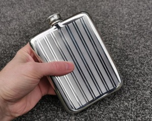 กระติกน้ำทรงกระบอกลายทางสีเงิน เหมาะสำหรับการเก็บเครื่องดื่มอย่างรวดเร็วสำหรับงานอีเว้นท์และงานสังสรรค์ หรือกระติกพกพาสะดวกจากอินเดีย - Product Image 6